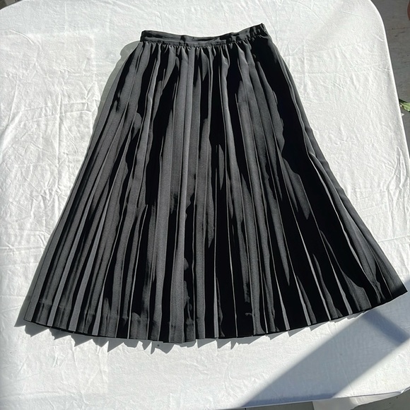 Liz Claiborne Dresses & Skirts - Sassy Liz Claiborne Pleated Skirt size 10